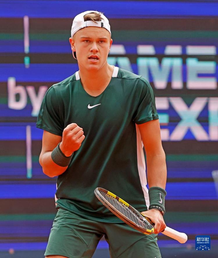 佳绩一跃而 佳绩一跃而